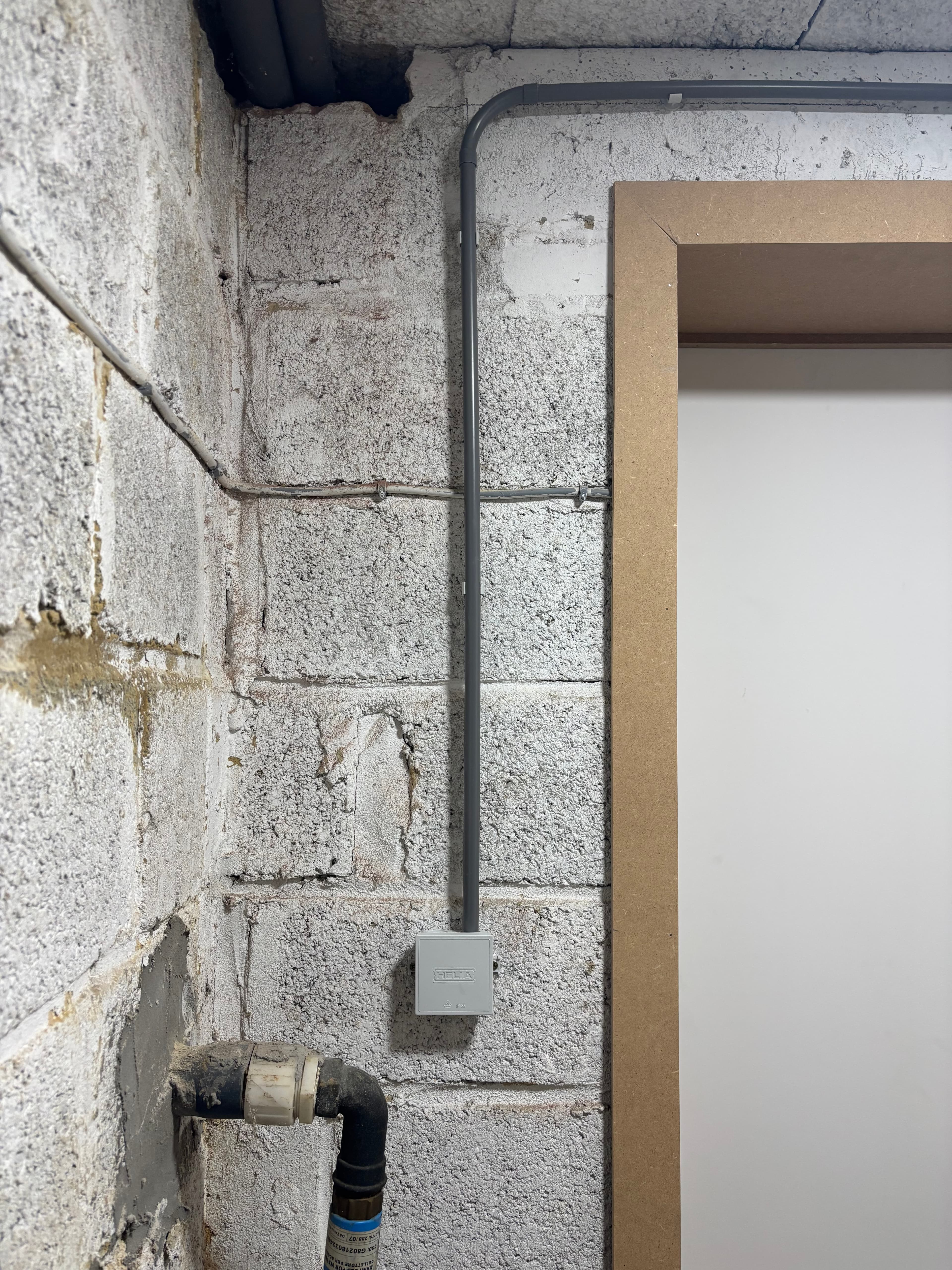 Installation d'un compteur de consommation électrique – avant
